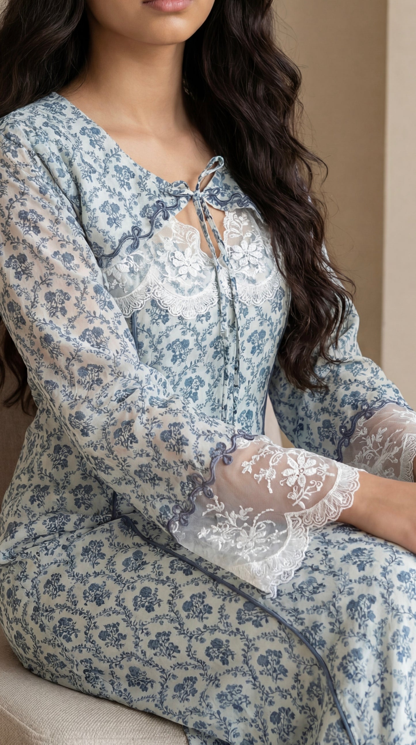 جلابيه دانتيل مع تطريز فيونكات