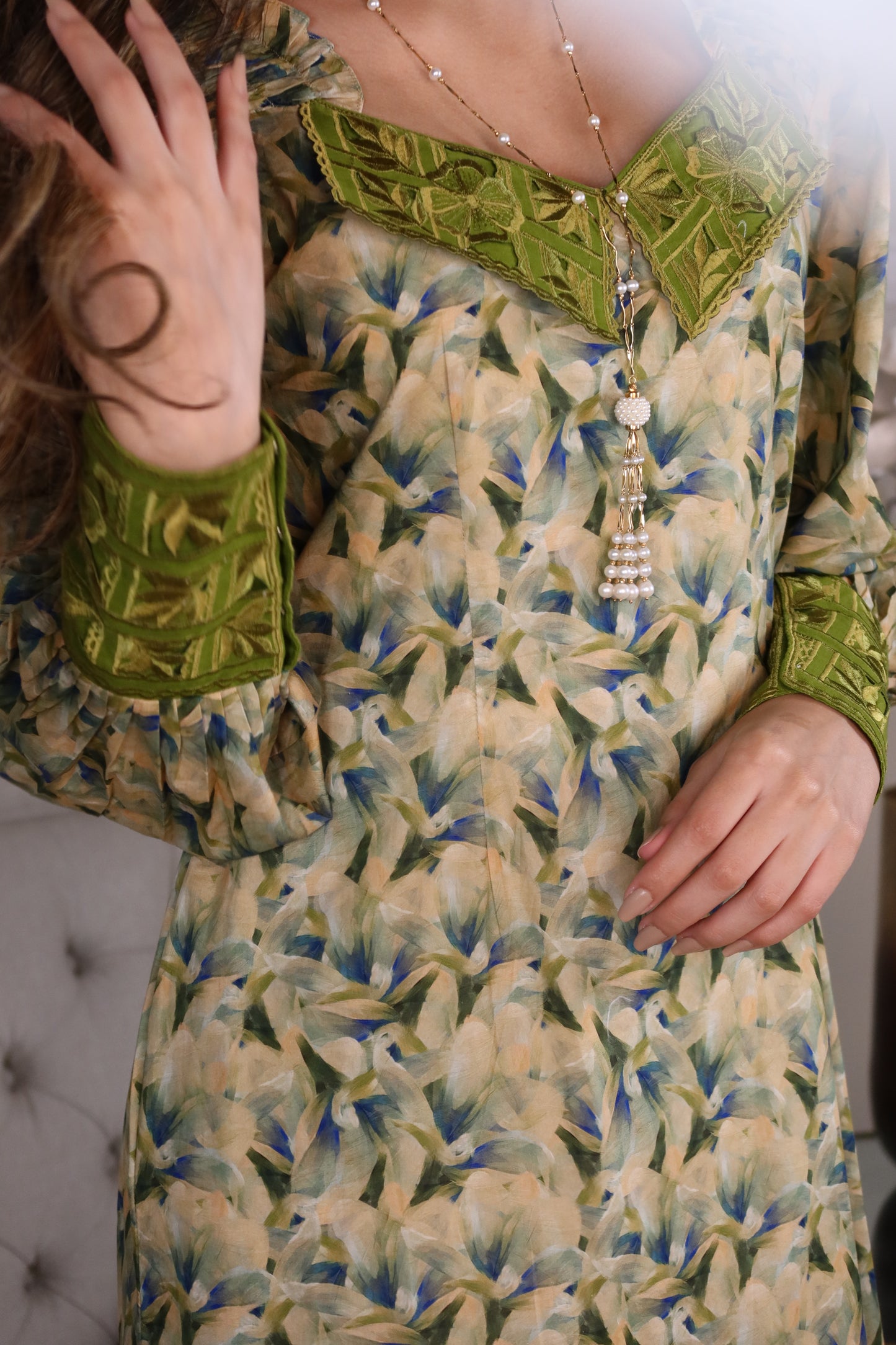 جلابيه بتطريز مفرغ