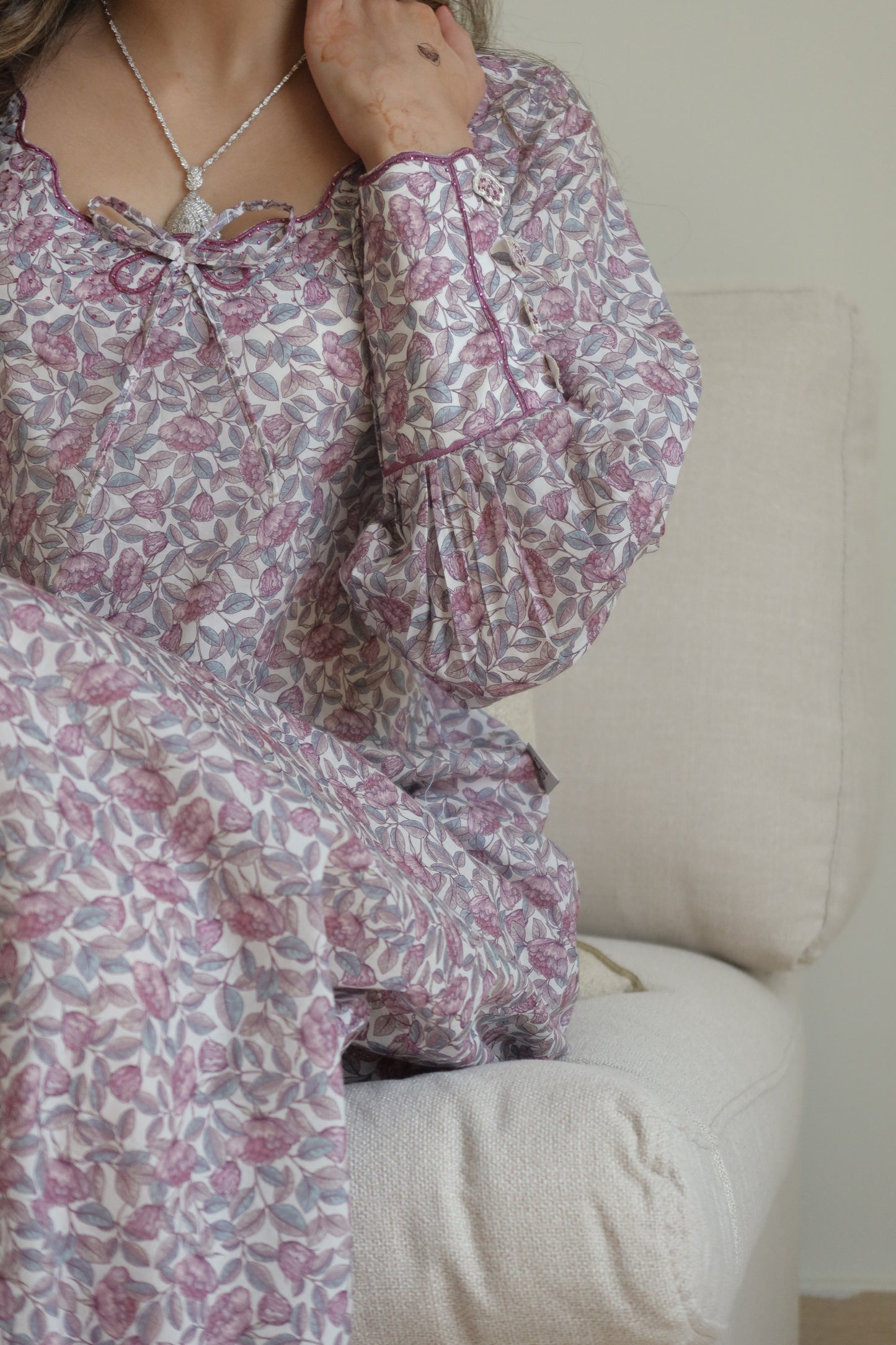 جلابيه بزهور بنفسجيه