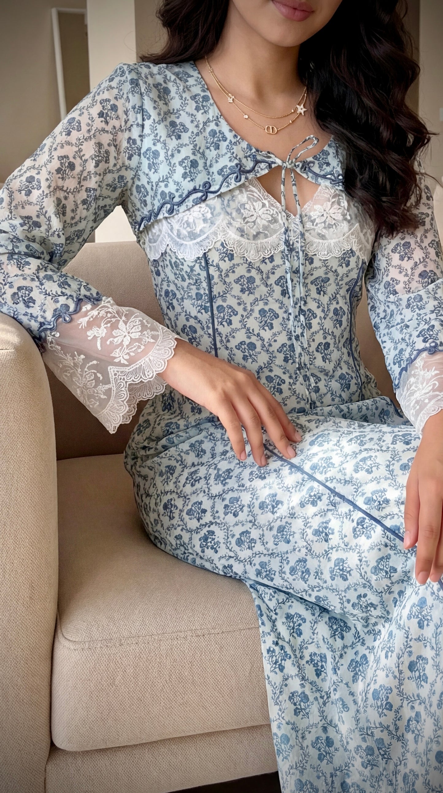 جلابيه دانتيل مع تطريز فيونكات